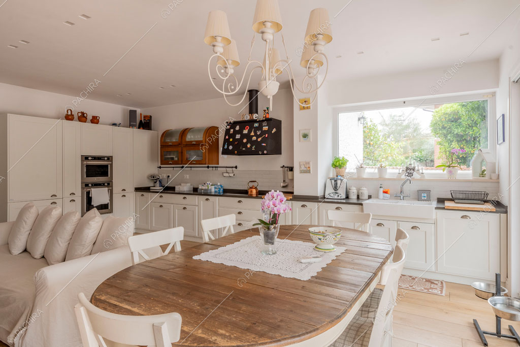 Cucina a parete della villa Pino Mugo, location in stile moderno a Roma