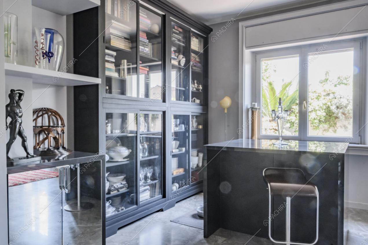 Grande credenza con stoviglie nella zona cucina