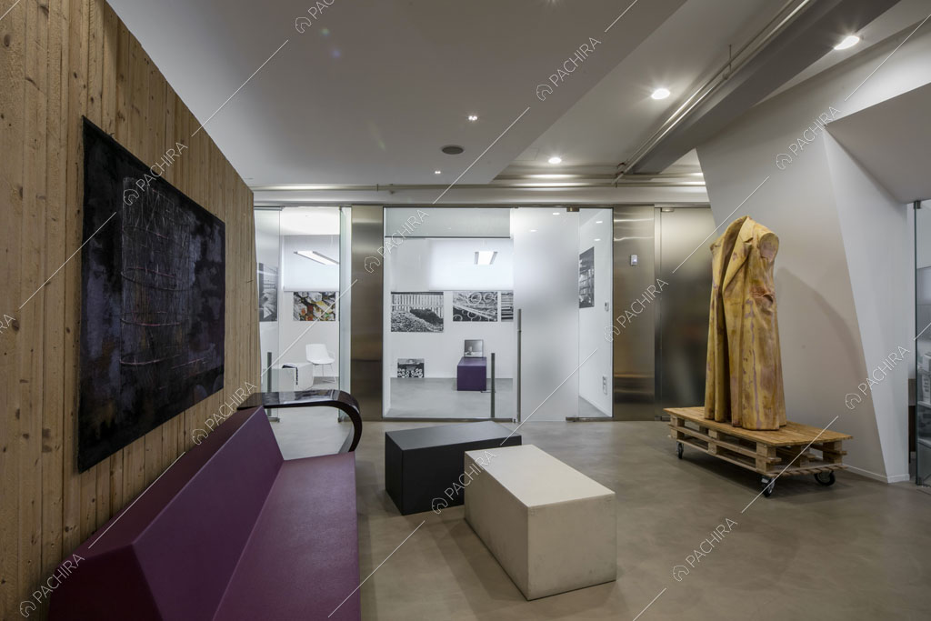 Atrio con parete in legno dell'ufficio Buglossa, location in stile contemporaneo a Roma