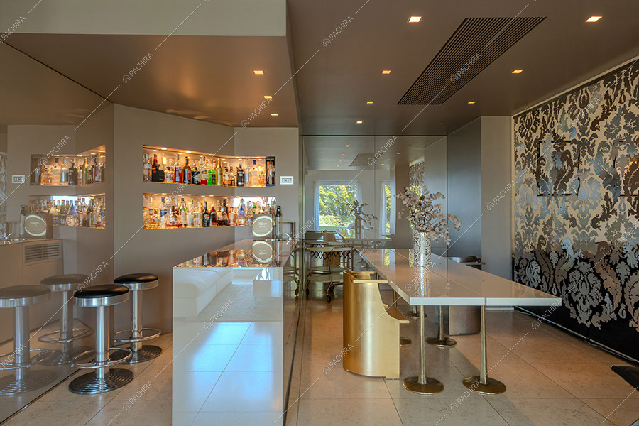 Zona bar della villa Iride, location in stile moderno a Monza