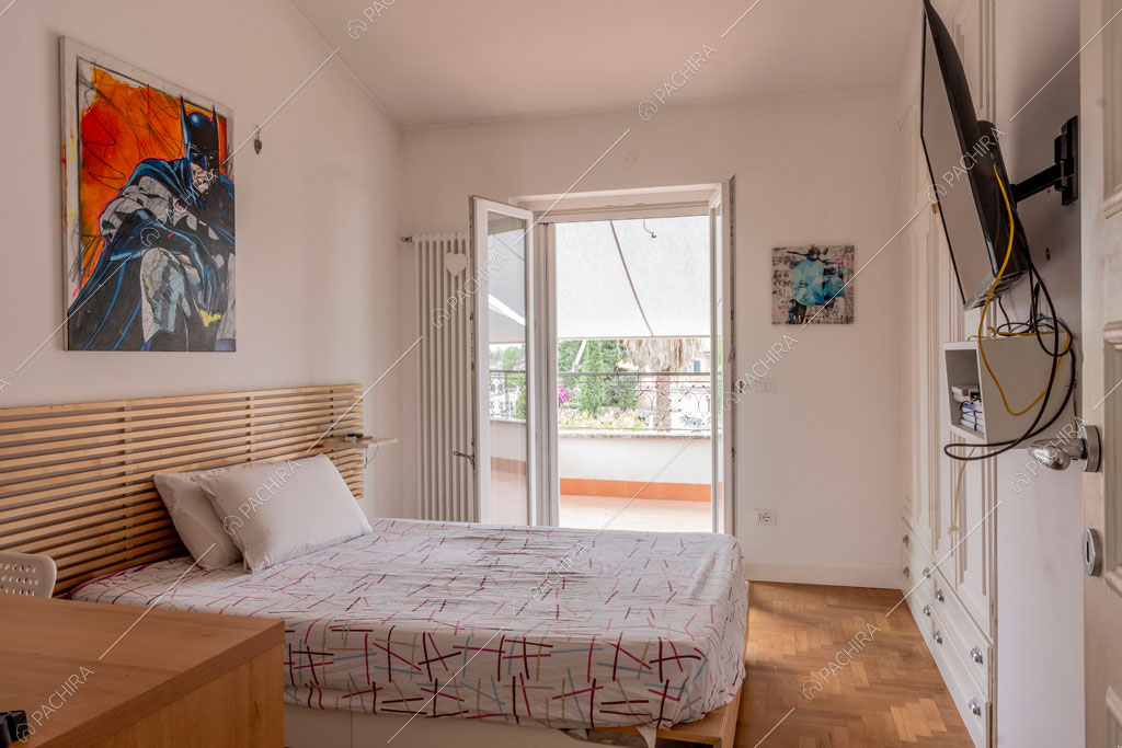 Camera da letto con pavimento in parquet della villa Pino Mugo, location in stile moderno a Roma