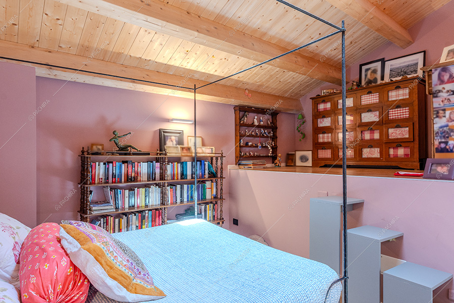 Camera da letto del loft in stile eclettico Maqui, location per shooting a Milano