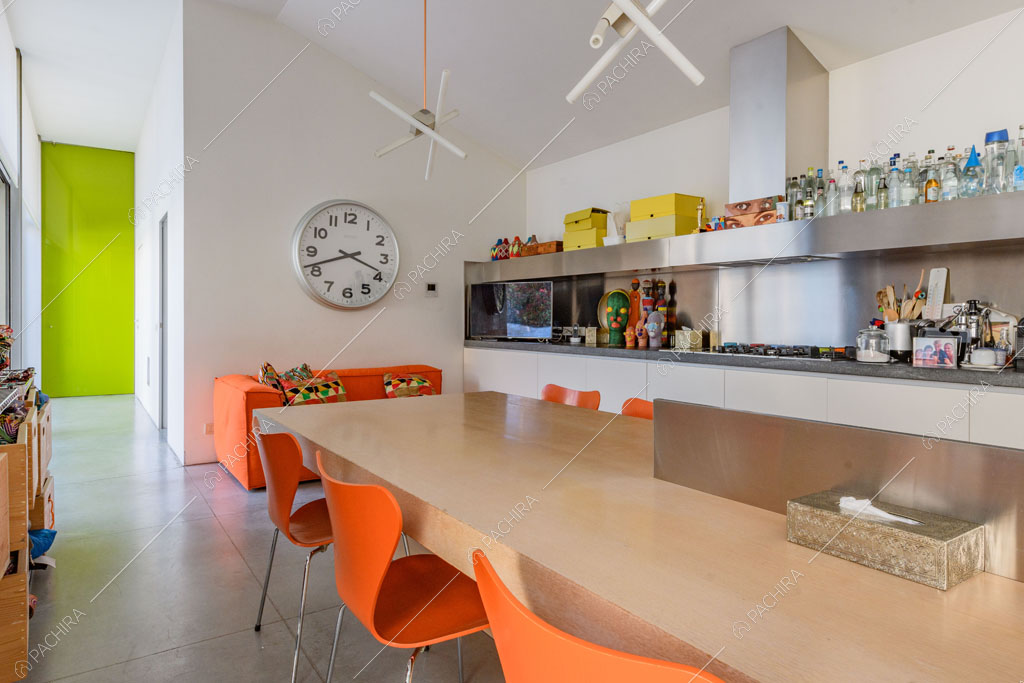 Cucina del loft Inula, location in stile contemporaneo a Varese