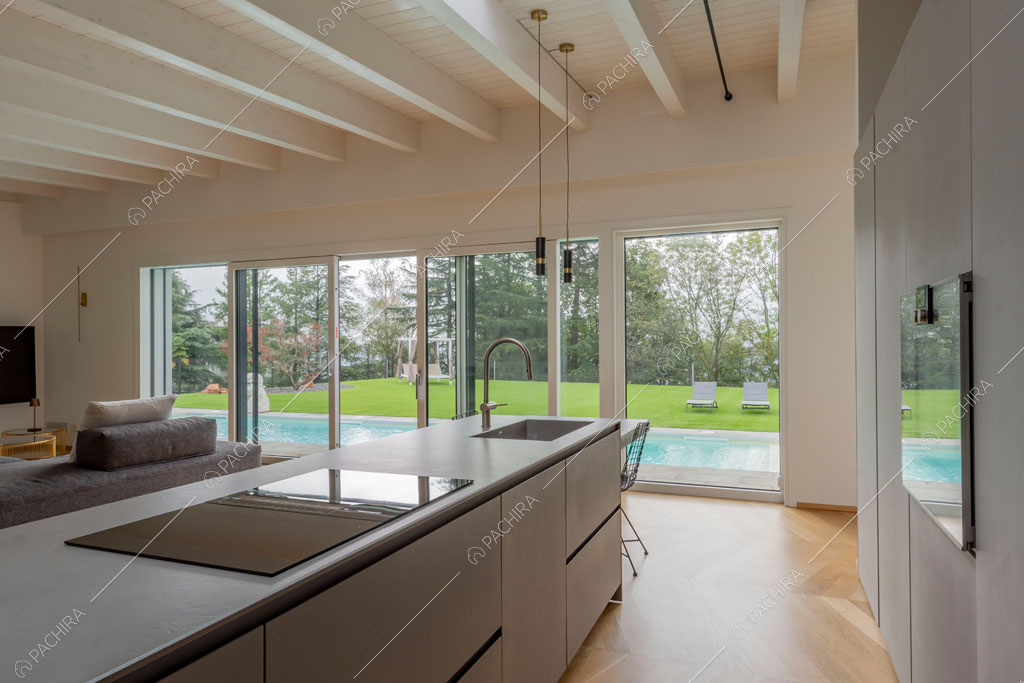 Cucina a isola della villa Amazonite, location in stile contemporaneo a Varese
