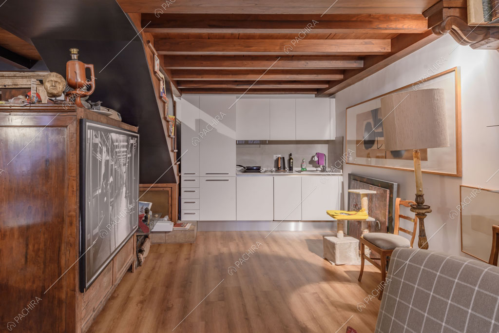 Cucina dell'appartamento Roobois, location in stile insolito a Roma