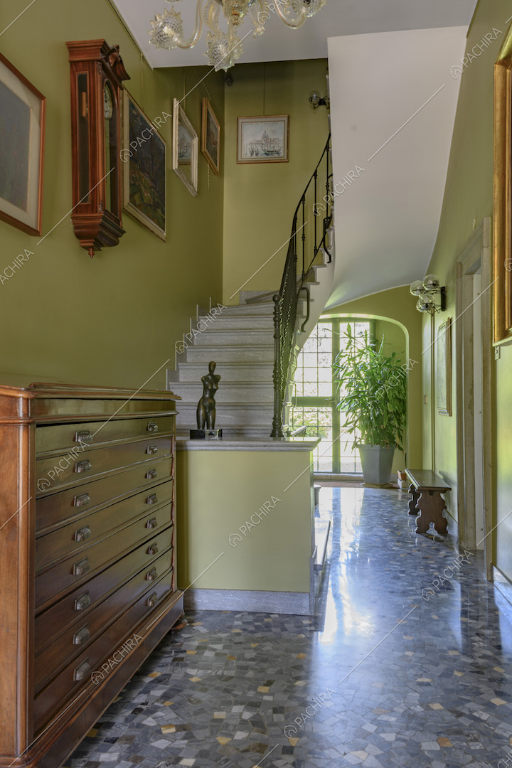 Scala interna circondata da arredi d'epoca