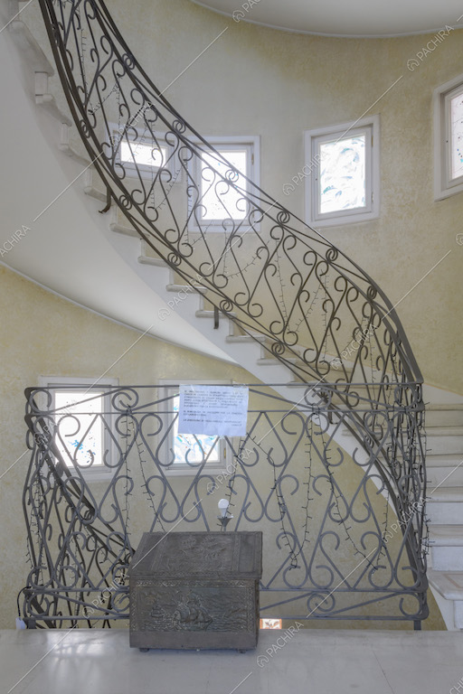 Ringhiera in ferro decorata e scale