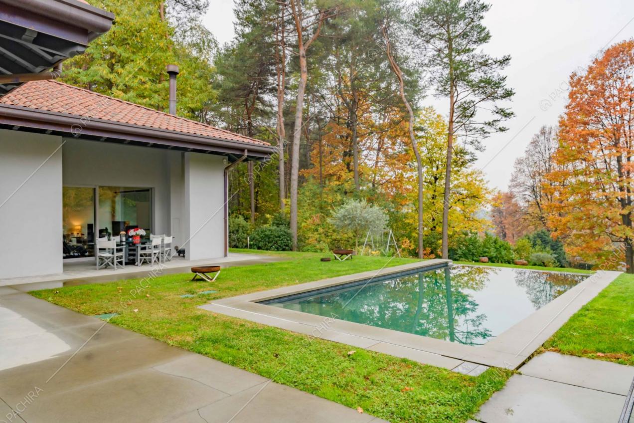 Vista sulla veranda con tavolo da pranzo e sedie e sulla piscina
