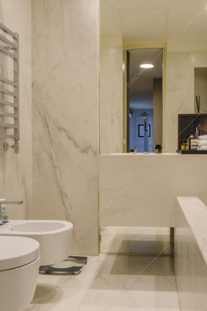 Pareti in marmo chiaro nel bagno