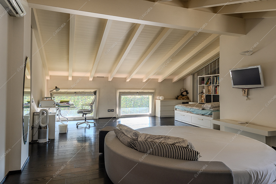 Camera da letto della villa Iride, location in stile moderno a Monza
