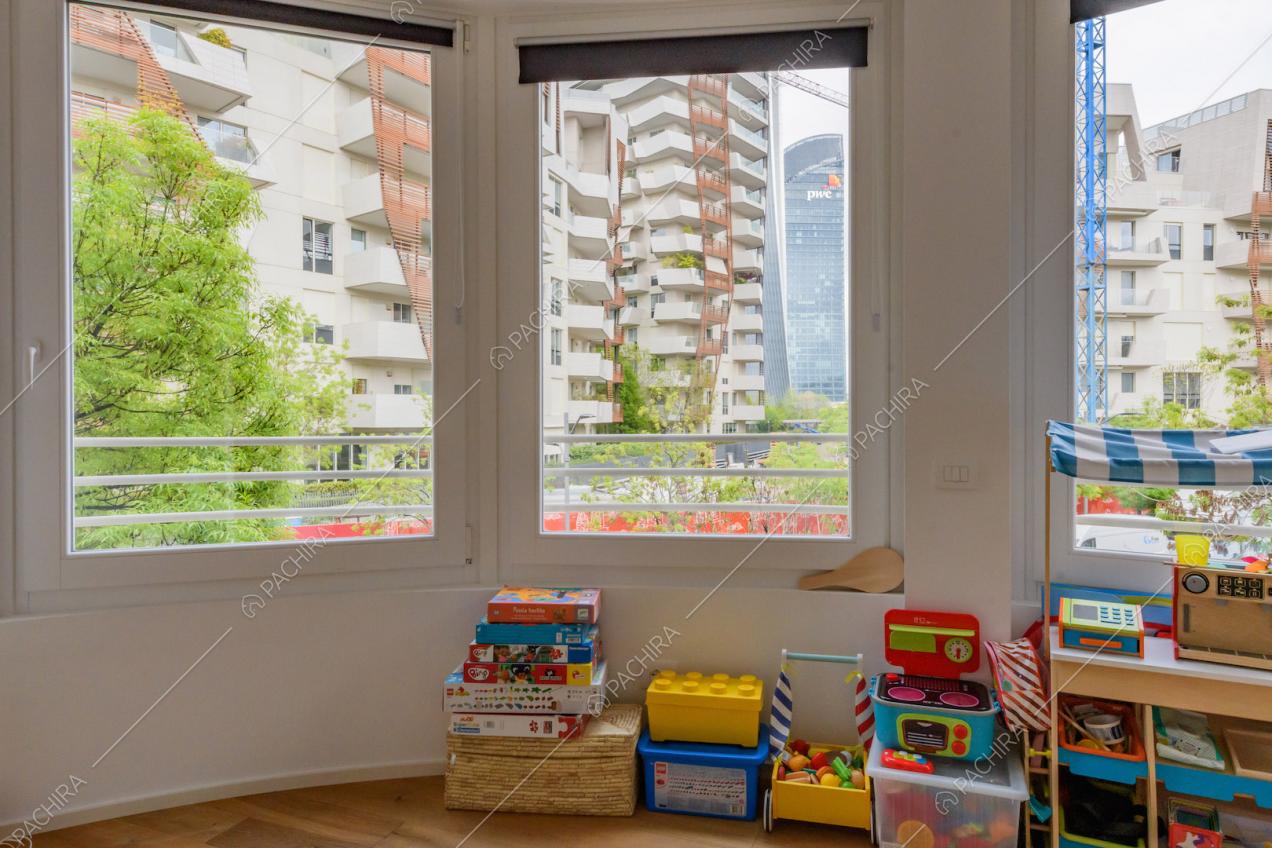Dalla camera da letto dei bambini con pavimento in parquet vista sullo skyline