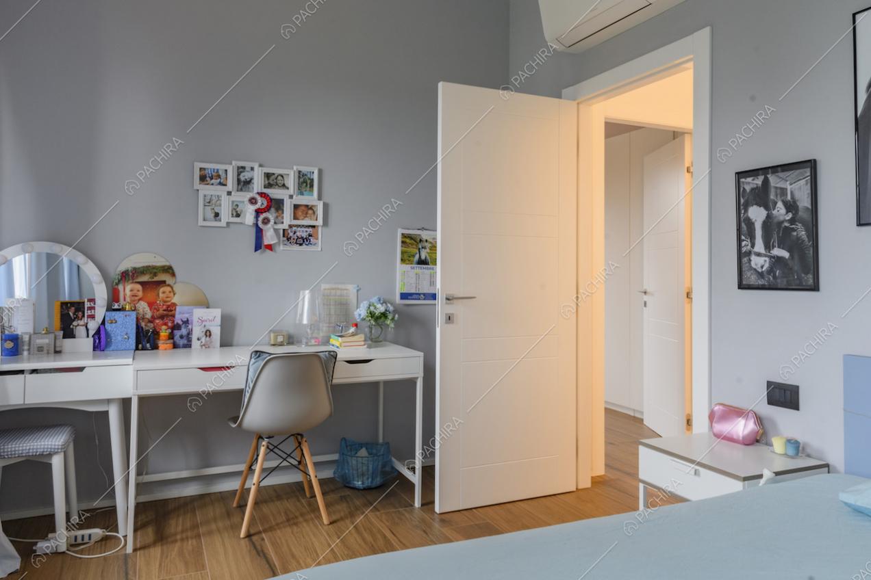 Scrivania bianca con sedia di design e postazione trucco