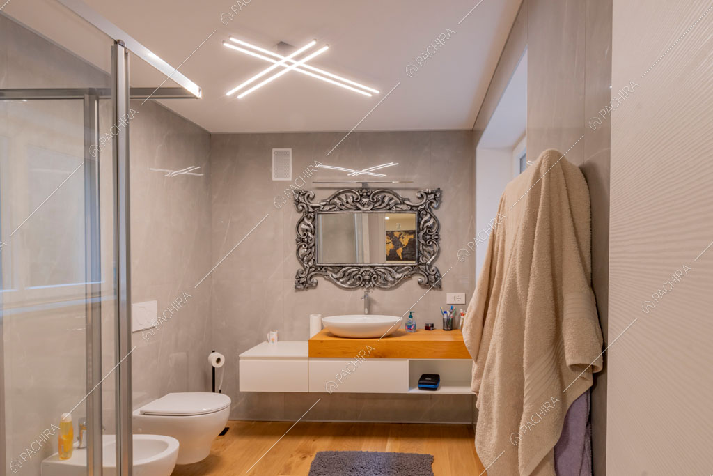Bagno della villa Amazonite, location in stile contemporaneo a Varese