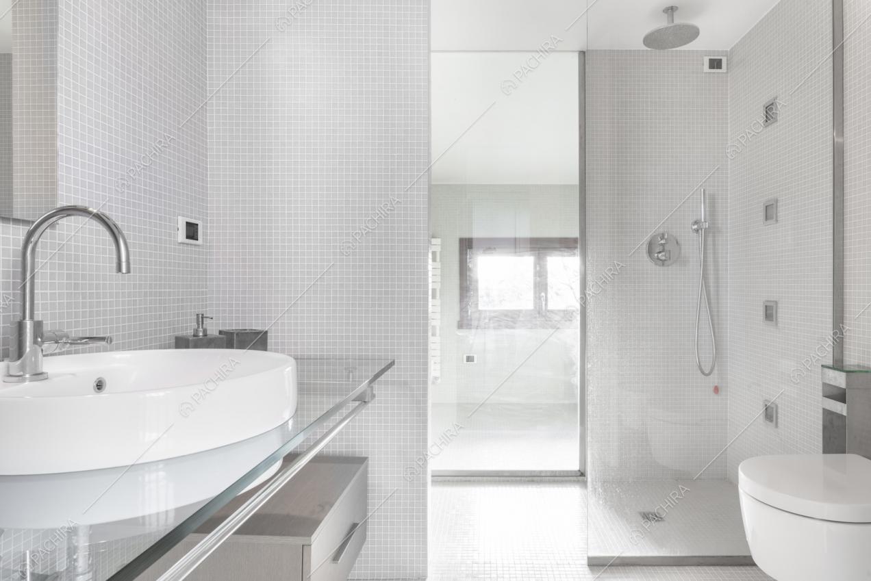 Piastrelle a mosaico sulle pareti del bagno e della doccia