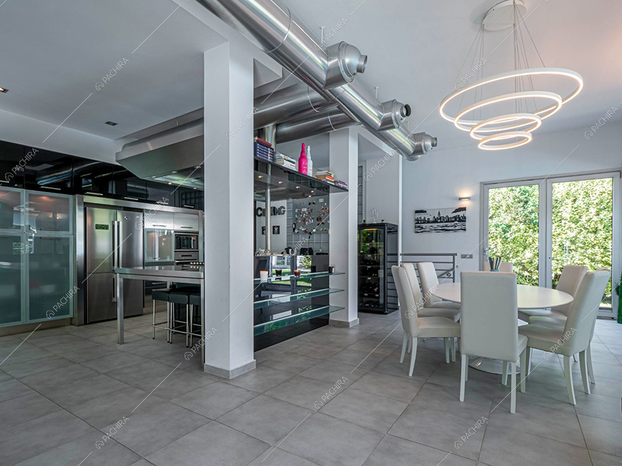 Zona living della villa Moonstone, location in stile moderno a Milano
