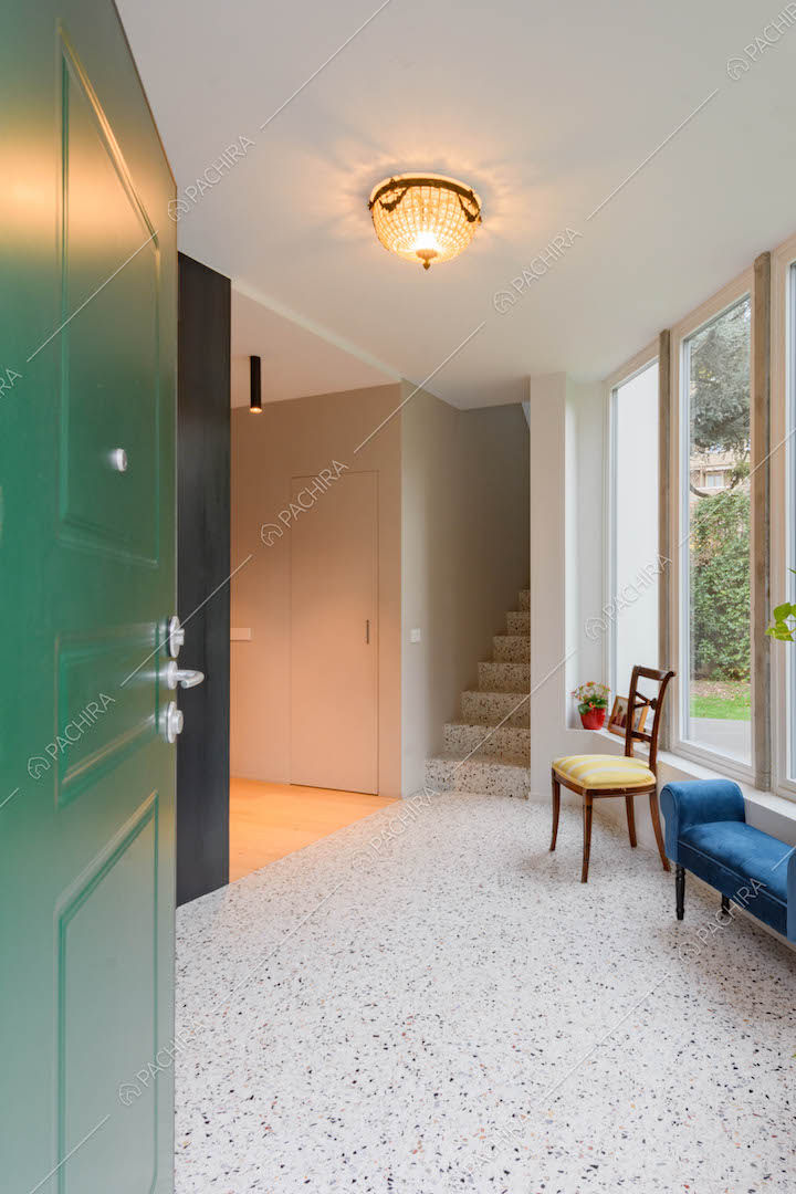 Ingresso della location con grandi vetrate, pavimento in marmo e vista sulle scale
