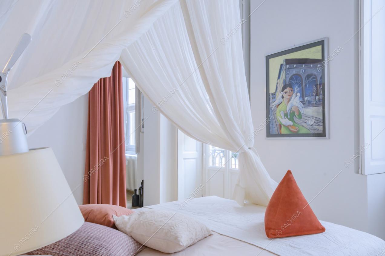 Letto matrimoniale a baldacchino bianco