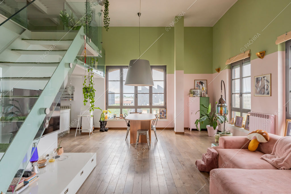 Luminosa zona living del loft Cardamomo, location in stile contemporaneo a Milano