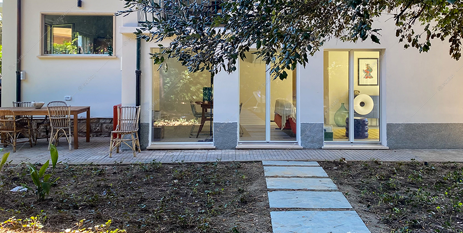 Esterni della villa Storace, location in stile moderno a Lucca