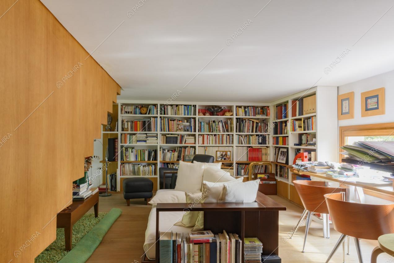 Grande libreria ad angolo lungo la parete del salotto