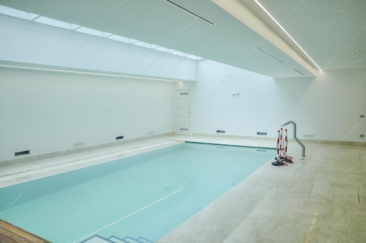Piscina interna e lucernari sul soffitto della villa Caviale Rosa, location in stile moderno a Roma