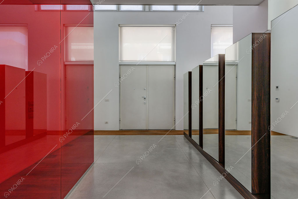 Corridoio del loft Inula, location in stile contemporaneo a Varese