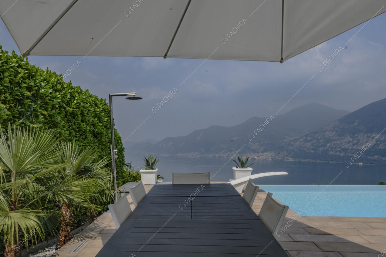 Panorama visibile dal tavolo da pranzo esterno