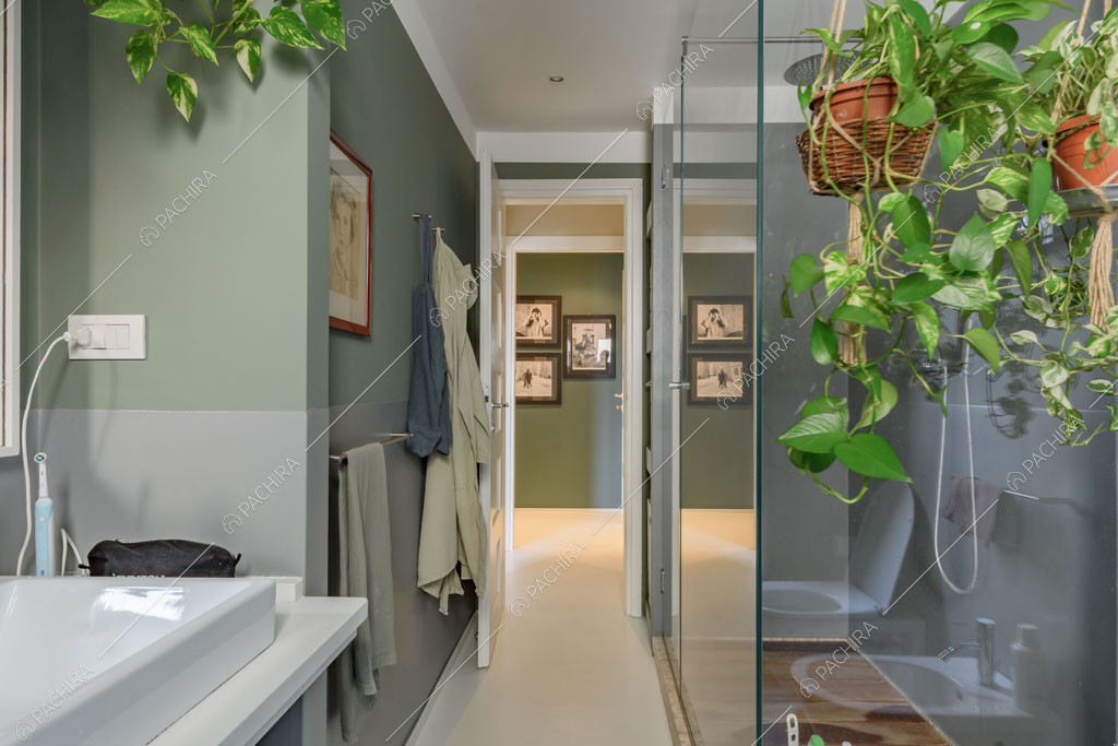 Bagno con box doccia dell'appartamento Beryl, location in stile contemporaneo a Milano