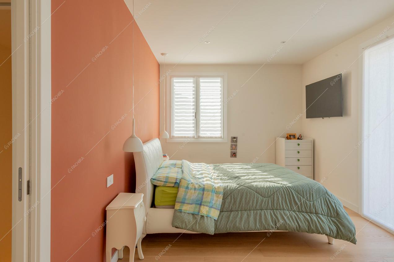 Camera da letto della villa Brenta, location in stile moderno a Milano