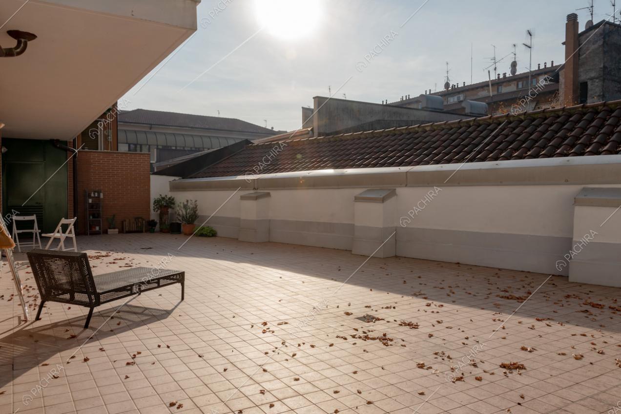 Terrazza luminosa con vista sui tetti