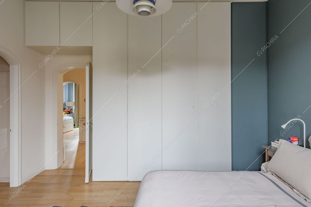 Camera da letto con armadio a muro della villa Kharan, location in stile contemporaneo a Milano