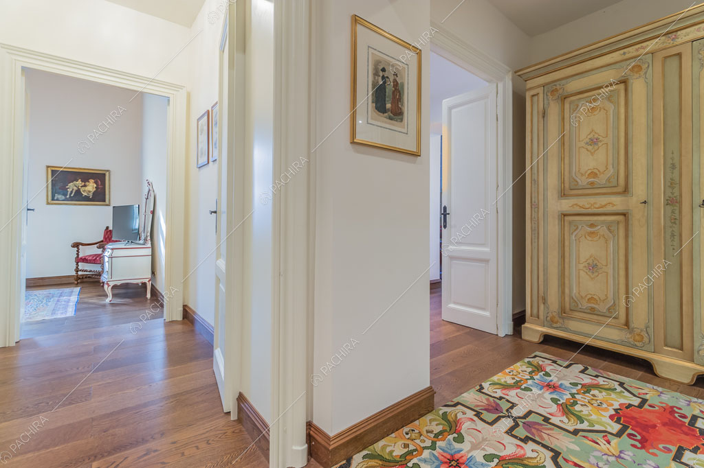 Atrio con pavimento in parquet della dimora storica Chewe, location in stile contemporaneo a Lecco