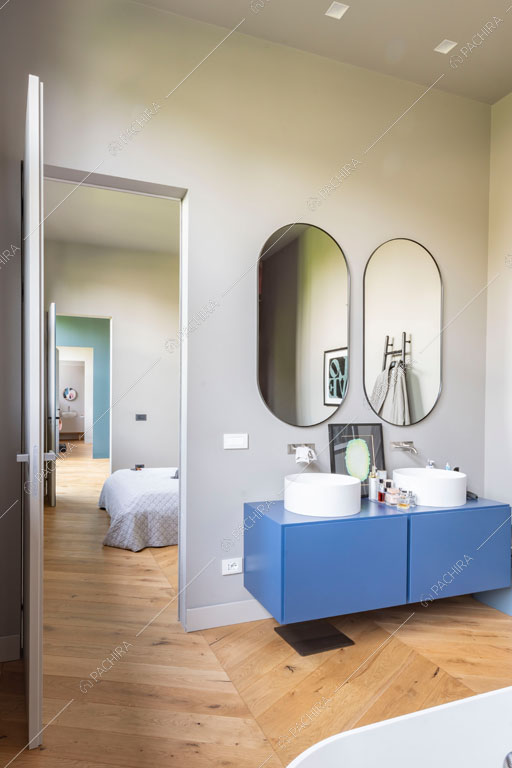Bagno del loft Danubio, location in stile contemporaneo a Brescia