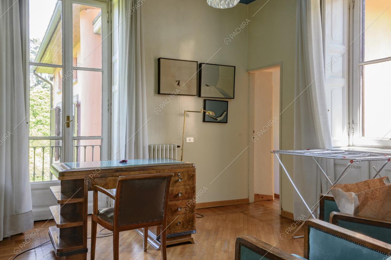 Scrivania antica su pavimento in parquet
