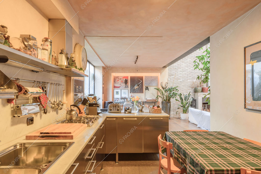 Cucina a parete con fornelli a gas del loft Mindanao, location in stile contemporaneo a Milano