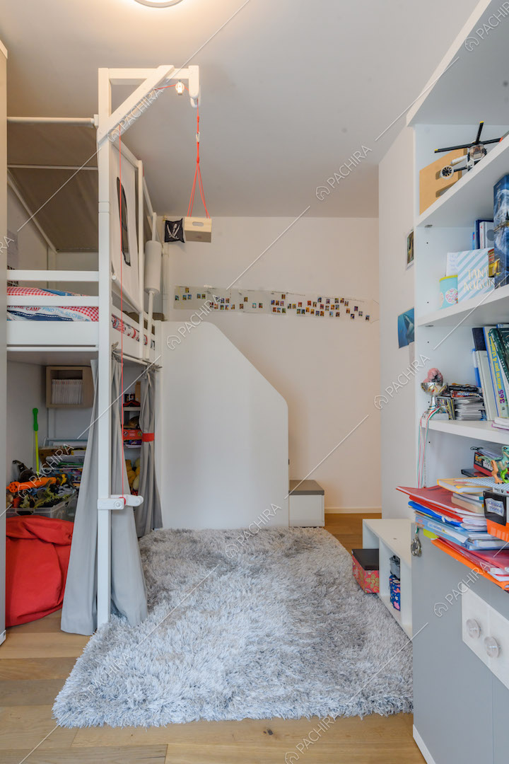 Soppalco nella camera da letto dei bambini con pavimento in parquet