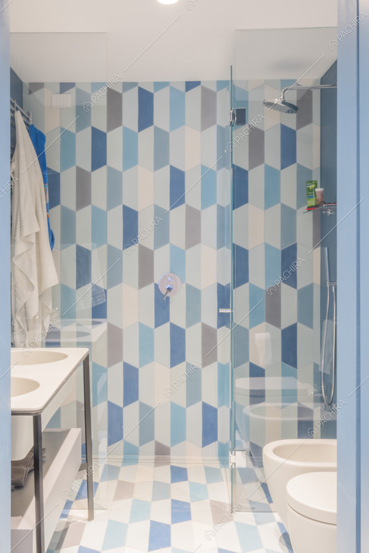 Decorazioni parietali nei toni dell'azzurro in bagno