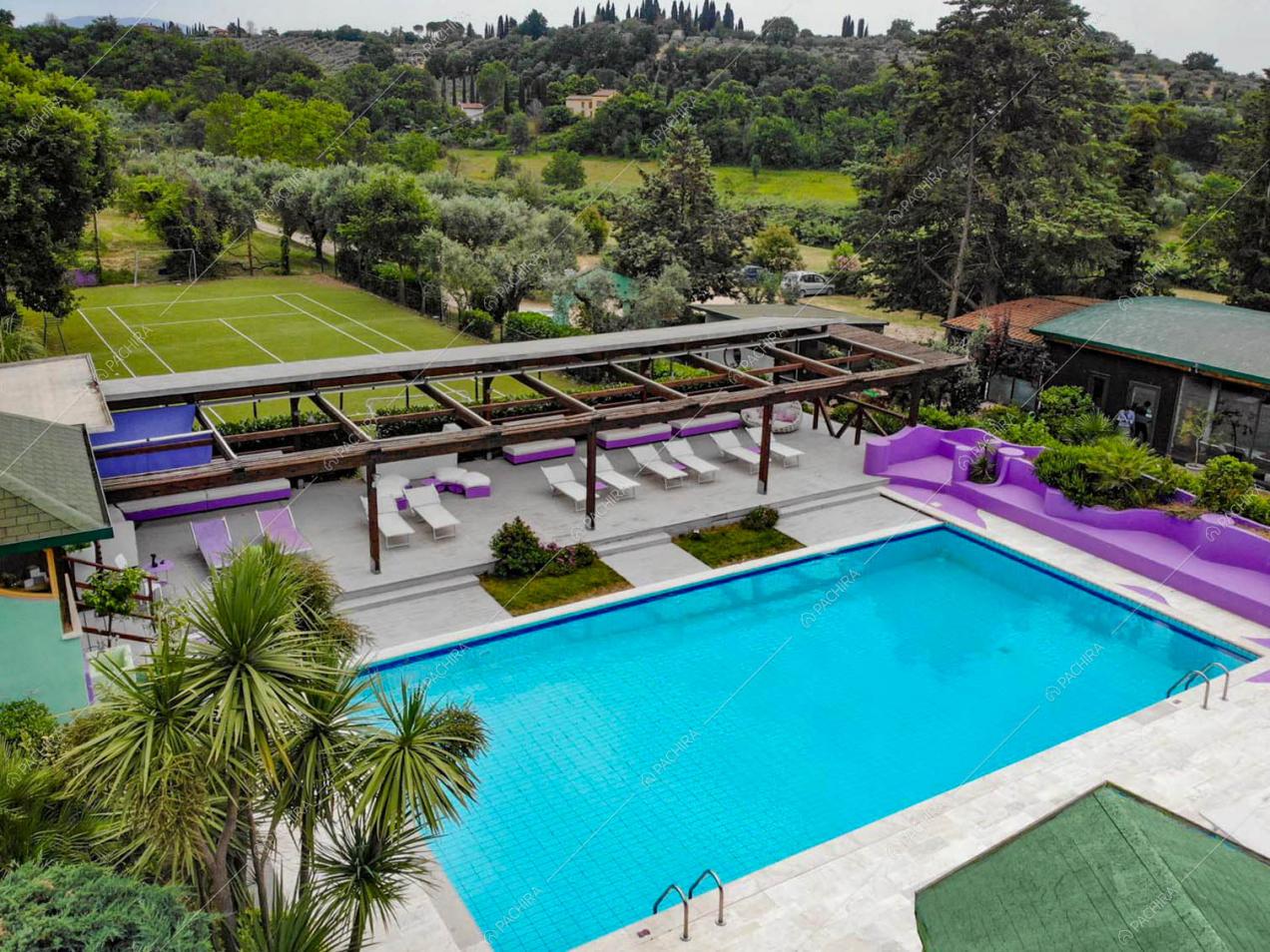 Piscina e campo da tennis dell'hotel Aegirine, location in stile eclettico a Rieti