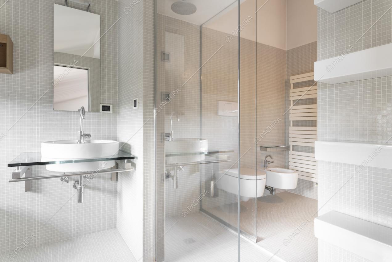 Lavandino moderno con specchio, box doccia e sanitari