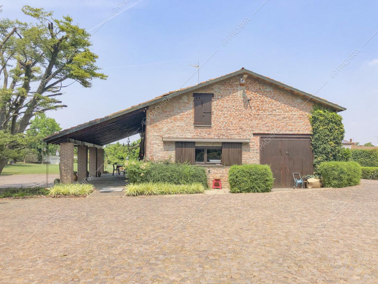 Portico con colonne in mattoni sul lato della villa
