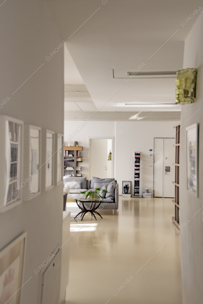 La zona salotto e l'entrata viste dal corridoio