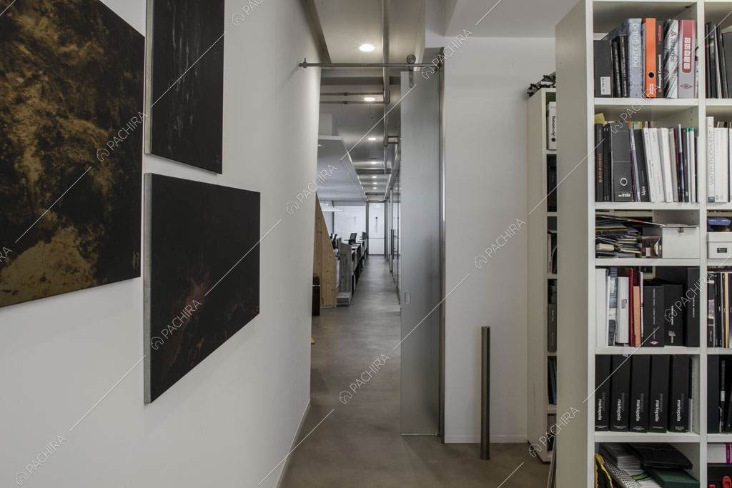 Corridoio dell'ufficio Buglossa, location in stile contemporaneo a Roma