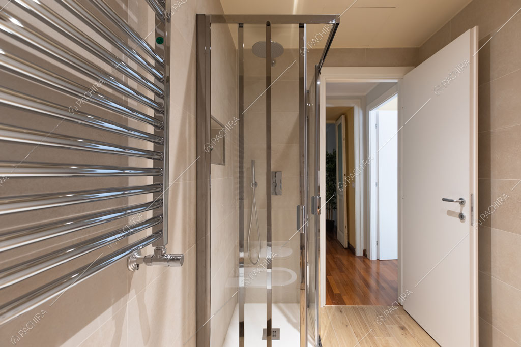 Box doccia nel bagno dell'appartamento Crescione, location in stile contemporaneo a Roma