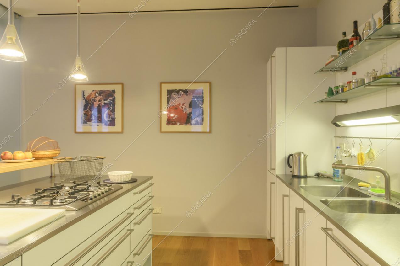 Cucina spaziosa con doppio lavandino 