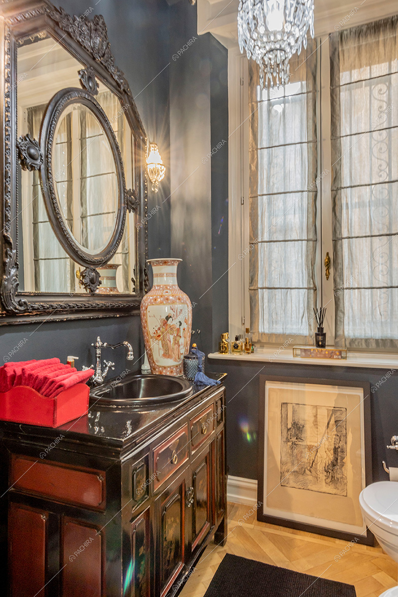 Bagno dell'appartamento Barbabietola, location in stile liberty a Milano