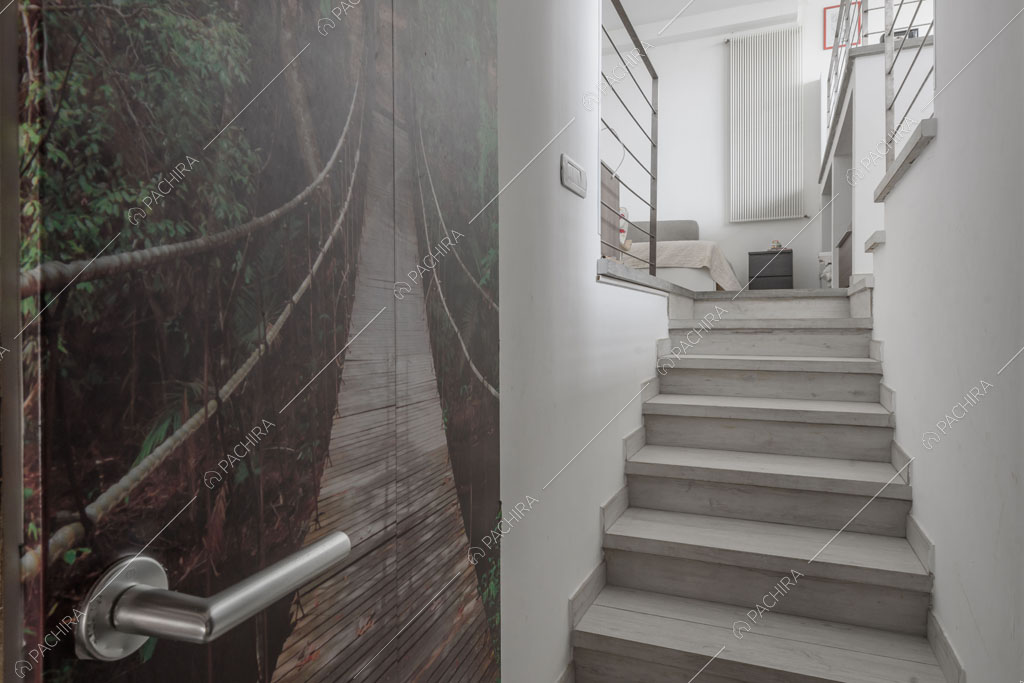 Scale nella camera da letto del loft Ostro, location in stile contemporaneo a Milano