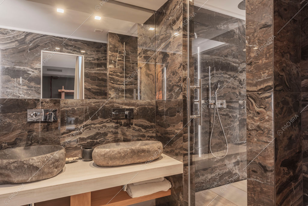 Bagno con pareti in marmo del loft Berillio, location in stile contemporaneo a Roma