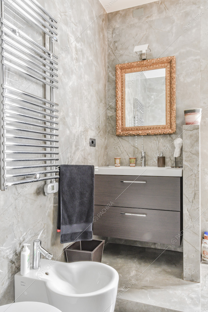 Specchio quadrato con cornice e lavandino con cassetti