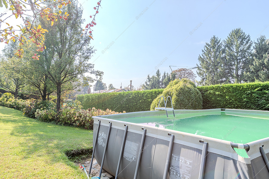 Piscina della villa Litani, location in stile moderno a Monza