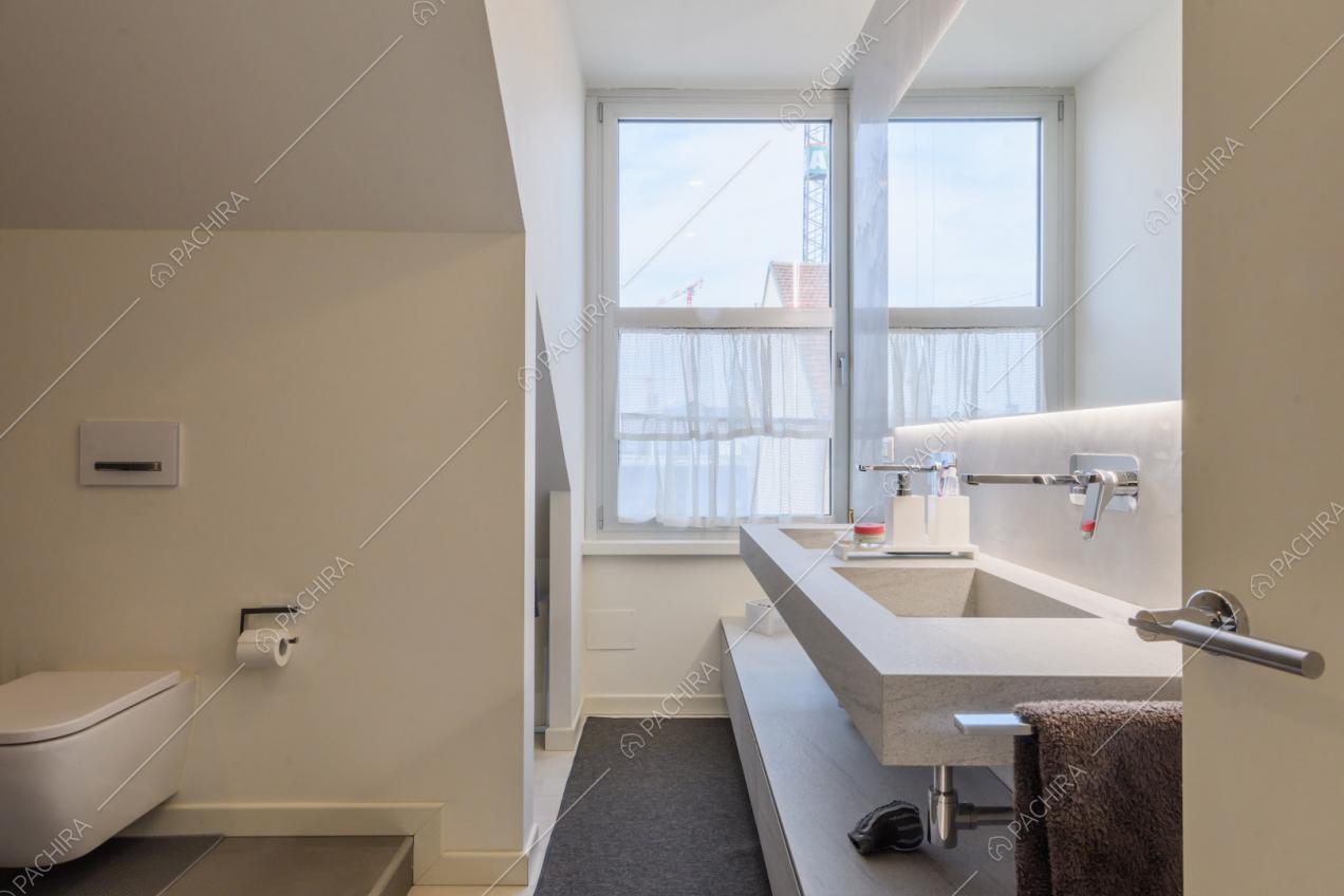 Bagno con doppio lavandino, grande specchio e pareti bianche